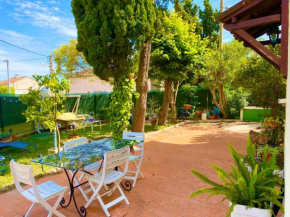 F4 idéal pro et famille, 80 m2 rdc avec jardin terasse, parking gratuit , calme, wifi free pop, clim réversible, dans petit bâtiment, 15 min de la mer et base navale, 10 min de la gare sncf et routièr
